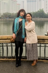 两位成熟美女大姐结伴拍照穿厚丝袜的腿型不错