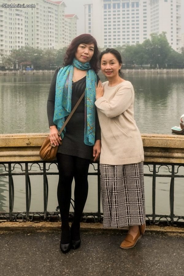 两位成熟美女大姐结伴拍照穿厚丝袜的腿型不错[第7张/共35张]