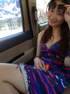 蓝色短裙美妇车里卖个萌，有约的不