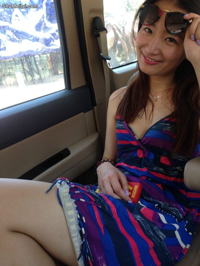 蓝色短裙美妇车里卖个萌，有约的不[第1张/共9张]