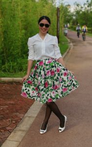 辣妈三七美妇黑丝花裙郊外一日游