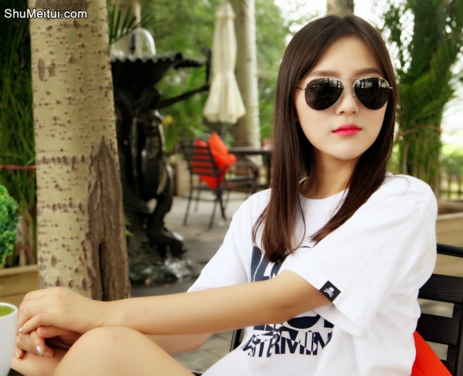 天仙般的美妇好美好美黑色长裙牛仔短裤好性感[第22张/共29张]