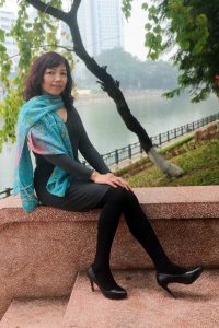 两位成熟美女大姐结伴拍照穿厚丝袜的腿型不错