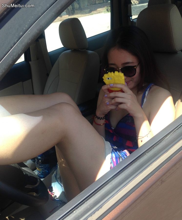 蓝色短裙美妇车里卖个萌，有约的不[第5张/共9张]