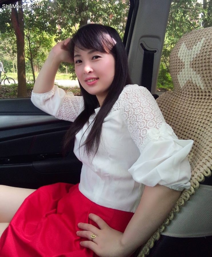 白衣红裙子的美妇魏大姐又出山抓男人了，看看靓不靓[第1张/共8张]