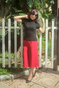 两位不同身材的熟女大姐外出拍照选一个吧