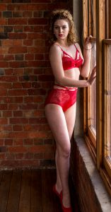 国外熟女的性感内衣秀给大家看，表情有点不自然但是很真实呀