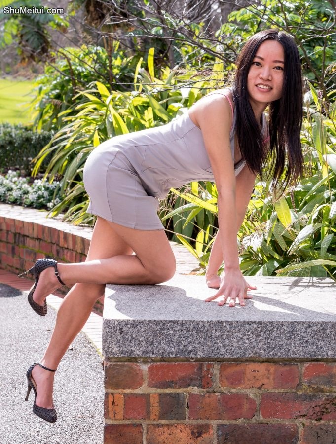 搔首弄姿的摩卡姐姐灰色短裙配黑高跟还不赖[第3张/共12张]