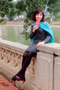 两位成熟美女大姐结伴拍照穿厚丝袜的腿型不错