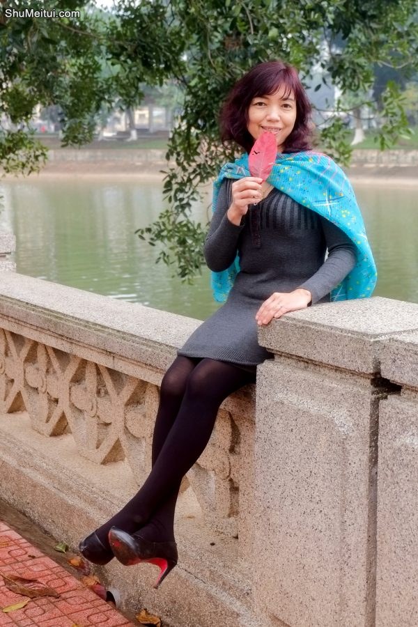 两位成熟美女大姐结伴拍照穿厚丝袜的腿型不错[第23张/共35张]