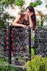 霸气十足大姐大辛迪碎花裙配黑色丝袜，穿起来太有范了