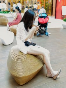 无聊美妇白色i商场低头玩手机，年轻就是本钱呀