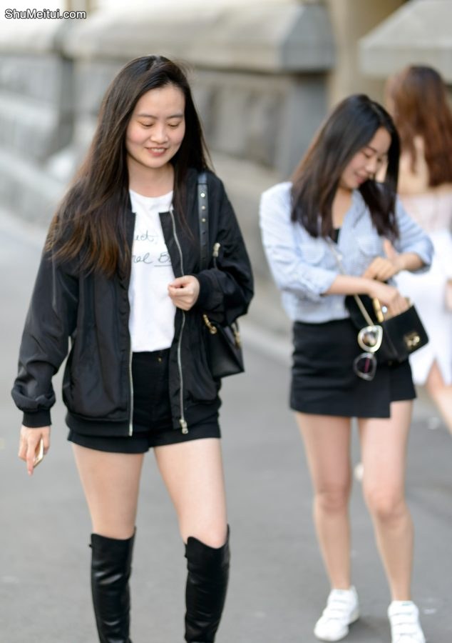 一对闺蜜逛街喽，短裙长腿好惹眼[第4张/共8张]