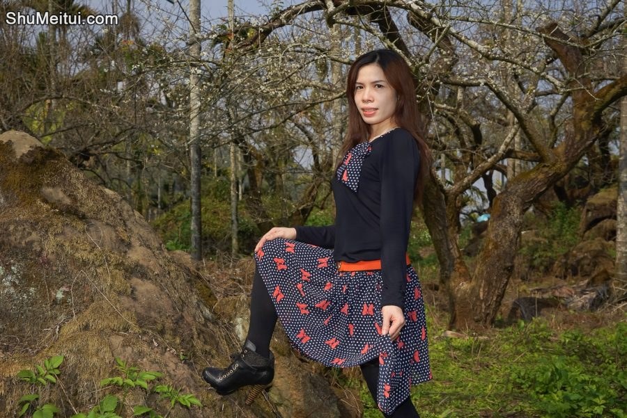 花裙黑高跟的美妇周末爬个小山，熟女进行时[第3张/共16张]