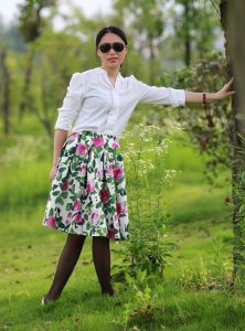 辣妈三七美妇黑丝花裙郊外一日游