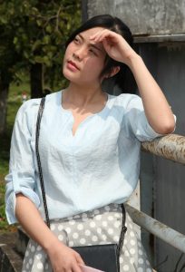 长相清纯甜美，身材凹凸有致的媳妇车模好养眼