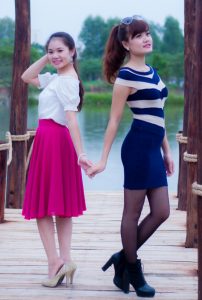 越南河内的可爱小阿妹，白衣红裙纯天然