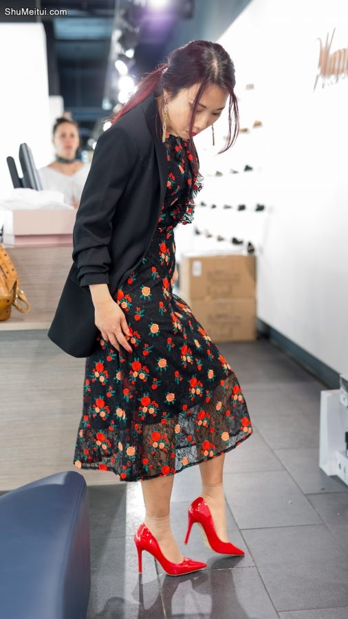 性感熟妇辛迪今天休息身着黑衣长裙逛街买买买[第3张/共11张]