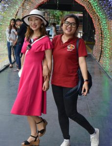 红裙长腿神采奕奕的美妇优优和小胖妞闺蜜