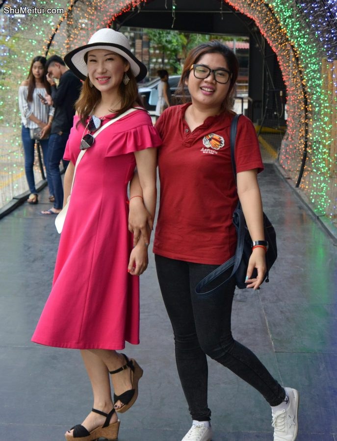 红裙长腿神采奕奕的美妇优优和小胖妞闺蜜[第7张/共7张]