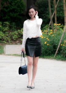 都市美妇短裙裹着大长腿妥妥得都市御姐范真性感