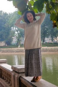 两位成熟美女大姐结伴拍照穿厚丝袜的腿型不错