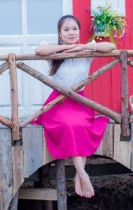 越南河内的可爱小阿妹，白衣红裙纯天然