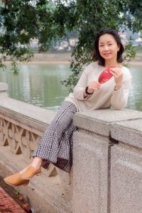 两位成熟美女大姐结伴拍照穿厚丝袜的腿型不错