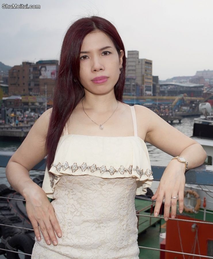 肉色短裙配白腿王翠嫂来港口吃海鲜喽[第4张/共8张]