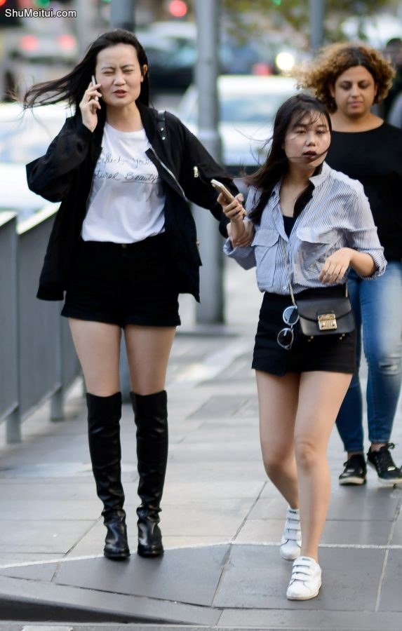 一对闺蜜逛街喽，短裙长腿好惹眼[第1张/共8张]