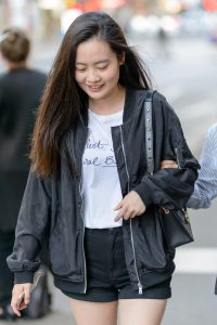 一对闺蜜逛街喽，短裙长腿好惹眼