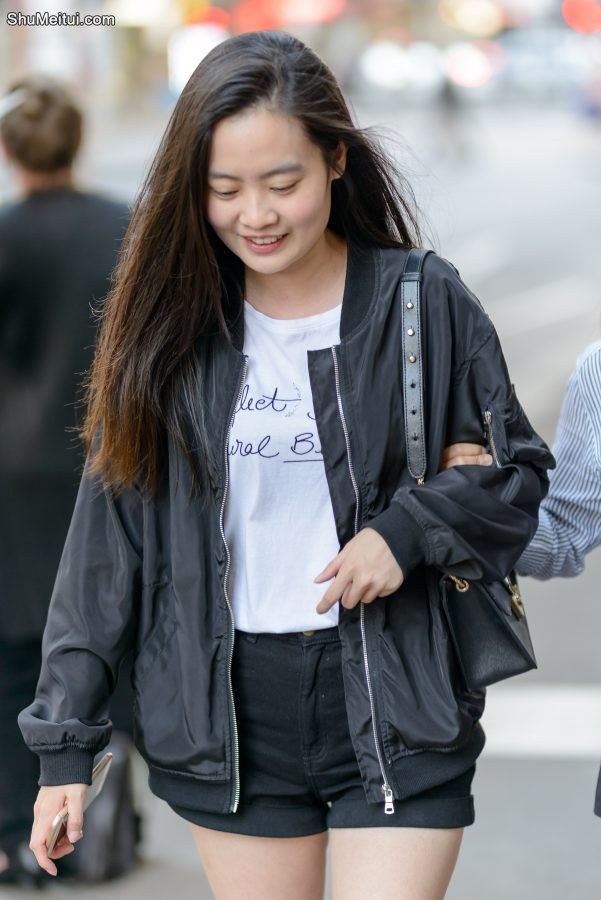 一对闺蜜逛街喽，短裙长腿好惹眼[第6张/共8张]