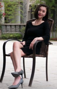 都市美妇短裙裹着大长腿妥妥得都市御姐范真性感