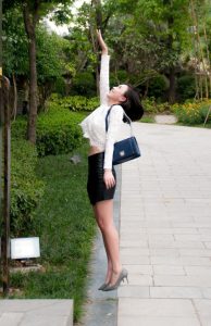 都市美妇短裙裹着大长腿妥妥得都市御姐范真性感