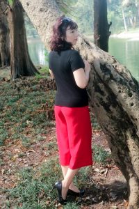 两位不同身材的熟女大姐外出拍照选一个吧