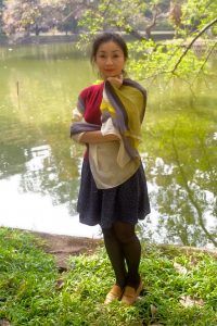 两位不同身材的熟女大姐外出拍照选一个吧