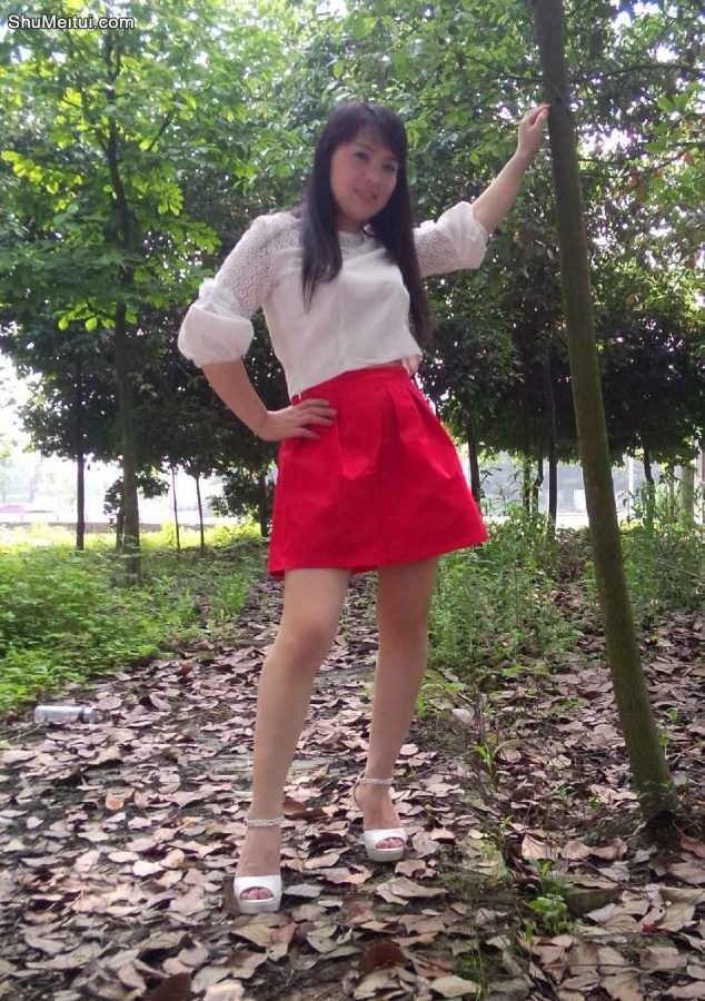 白衣红裙子的美妇魏大姐又出山抓男人了，看看靓不靓[第7张/共8张]