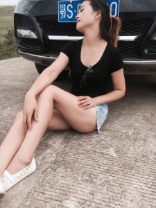 身材苗条的美妇姐姐短裤超短好清凉呀，适合抄底