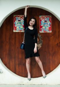 都市美妇短裙裹着大长腿妥妥得都市御姐范真性感