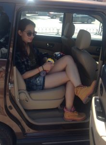 蓝色短裙美妇车里卖个萌，有约的不