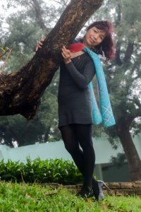 两位成熟美女大姐结伴拍照穿厚丝袜的腿型不错