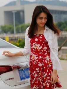 碎花红裙的性感美妇郝嫂，这颜值也太高了呀