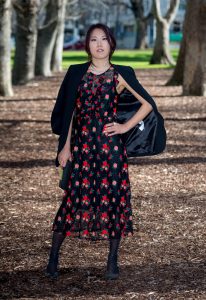 霸气十足大姐大辛迪碎花裙配黑色丝袜，穿起来太有范了