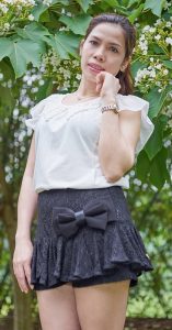 熟女王翠嫂超短裙小树林里诱惑摆拍此处省去一万字