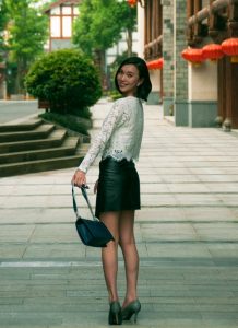 都市美妇短裙裹着大长腿妥妥得都市御姐范真性感