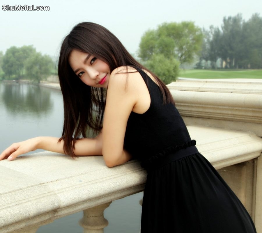 天仙般的美妇好美好美黑色长裙牛仔短裤好性感[第28张/共29张]