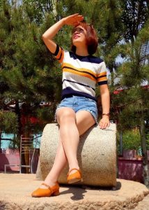 透视牛仔短裤的草帽姐妥妥的西北范不做作