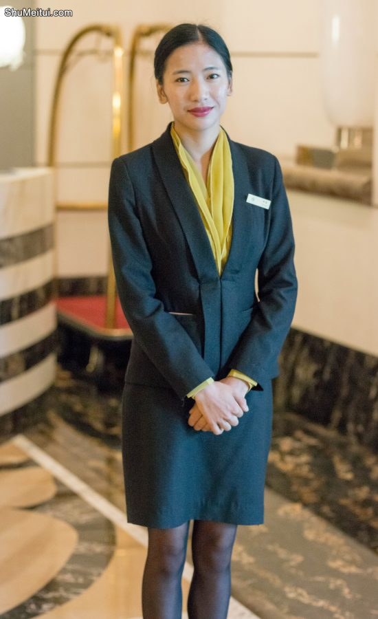 酒店大厅的美女接待员一个个都是黑色丝袜和长腿，身材很婀娜哦[第3张/共7张]