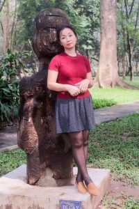 两位不同身材的熟女大姐外出拍照选一个吧