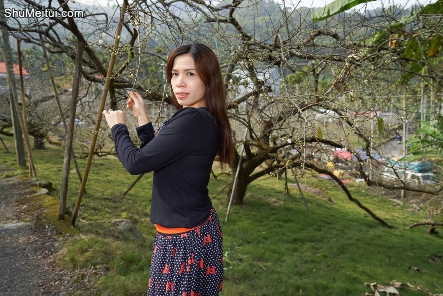 花裙黑高跟的美妇周末爬个小山，熟女进行时[第1张/共16张]